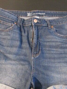 Juniors No Boundaries Dark jean shorts sz 17